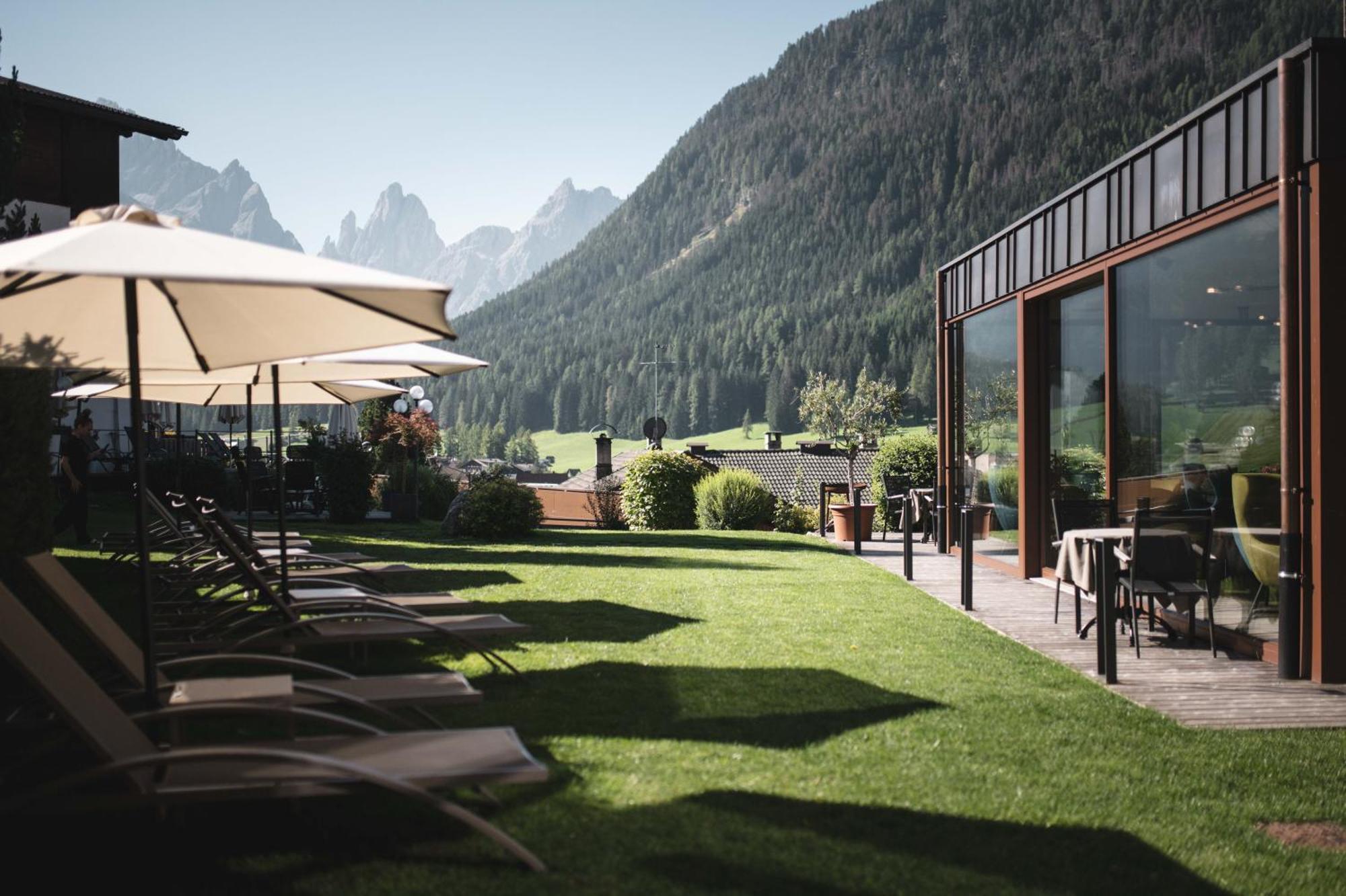 Alpenwellnesshotel St. Veit Sexten Bagian luar foto